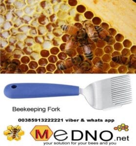 stainless steel fork with wider needles and a rubber handle for opening the honeycomb is a tool whose teeth are needle-shaped so that they can detect and remove the waxy cover with which the bees match the mature honey. The handle of the fork is rubber, the teeth flat and wider than stainless steel with 16 needles