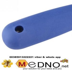 stainless steel fork with wider needles and a rubber handle for opening the honeycomb is a tool whose teeth are needle-shaped so that they can detect and remove the waxy cover with which the bees match the mature honey. The handle of the fork is rubber, the teeth flat and wider than stainless steel with 16 needles