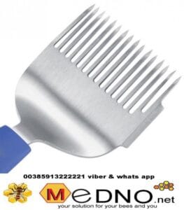 stainless steel fork with wider needles and a rubber handle for opening the honeycomb is a tool whose teeth are needle-shaped so that they can detect and remove the waxy cover with which the bees match the mature honey. The handle of the fork is rubber, the teeth flat and wider than stainless steel with 16 needles