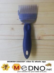 stainless steel fork with wider needles and a rubber handle for opening the honeycomb is a tool whose teeth are needle-shaped so that they can detect and remove the waxy cover with which the bees match the mature honey. The handle of the fork is rubber, the teeth flat and wider than stainless steel with 16 needles