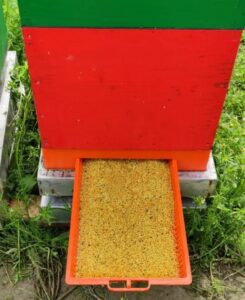 Podnica PVC CRVENA sa sakupljačem peludi,češljem i poletaljkom za LR i DB10 / PVC bee flooring with pollen collection