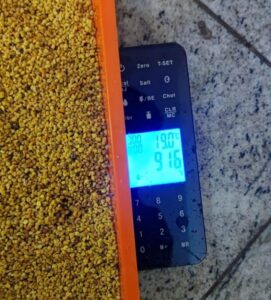 Podnica PVC CRVENA sa sakupljačem peludi,češljem i poletaljkom za LR i DB10 / PVC bee flooring with pollen collection