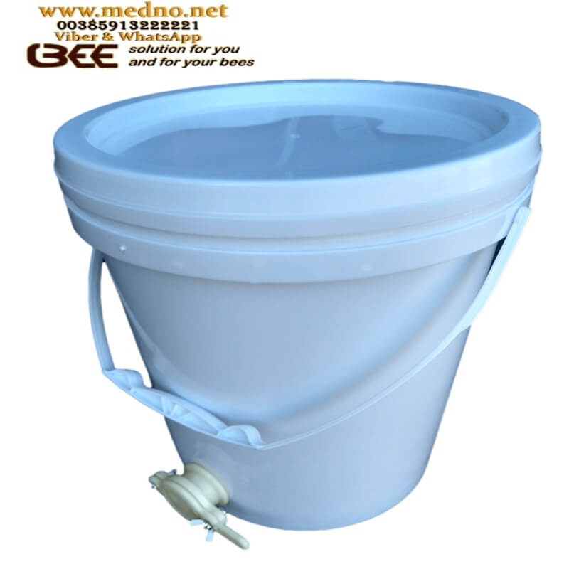 Posuda ( kanta ) za med(pvc) 30kg sa slavinom 30L Plastic Honey Bucket With Honey Gate / tap 30-Liter-Honigeimer aus Kunststoff mit Honigverschluss / Zapfhahn Secchio per miele in plastica da 30 litri con porta miele / rubinetto Cubo de miel de plástico 30L con puerta de miel / grifo Seau à miel en plastique 30L avec porte à miel / robinet