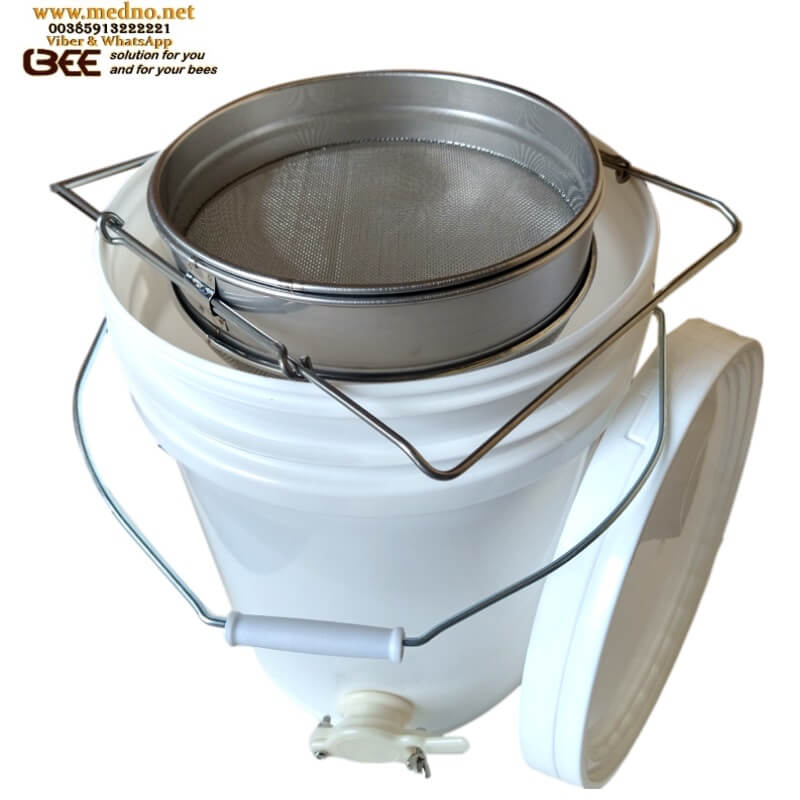 Posuda ( kanta ) za med(pvc) 30kg sa slavinom 30L Plastic Honey Bucket With Honey Gate / tap 30-Liter-Honigeimer aus Kunststoff mit Honigverschluss / Zapfhahn Secchio per miele in plastica da 30 litri con porta miele / rubinetto Cubo de miel de plástico 30L con puerta de miel / grifo Seau à miel en plastique 30L avec porte à miel / robinet