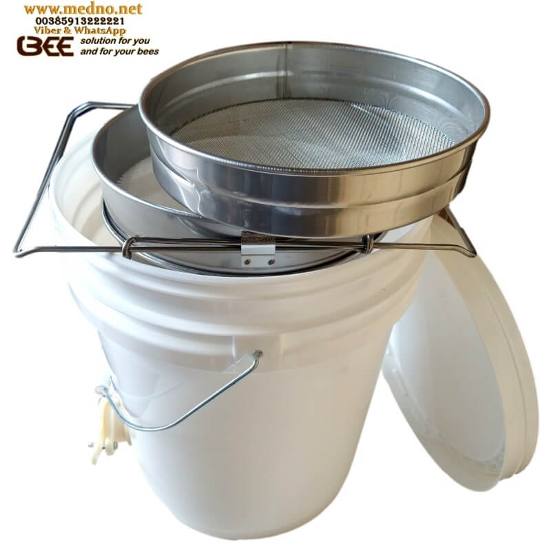 Posuda ( kanta ) za med(pvc) 30kg sa slavinom 30L Plastic Honey Bucket With Honey Gate / tap 30-Liter-Honigeimer aus Kunststoff mit Honigverschluss / Zapfhahn Secchio per miele in plastica da 30 litri con porta miele / rubinetto Cubo de miel de plástico 30L con puerta de miel / grifo Seau à miel en plastique 30L avec porte à miel / robinet